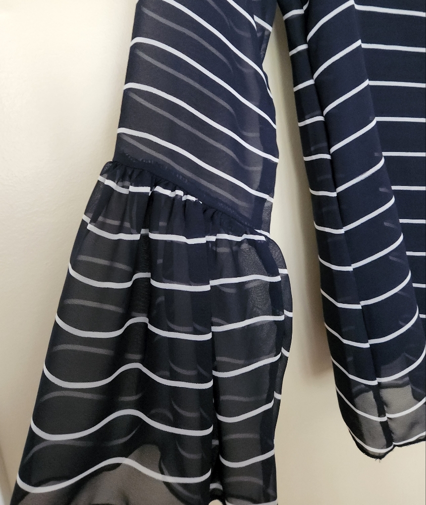 Banana Republic Bell Sleeve Blouse ~NAVY ~XS - Picture 3 of 7